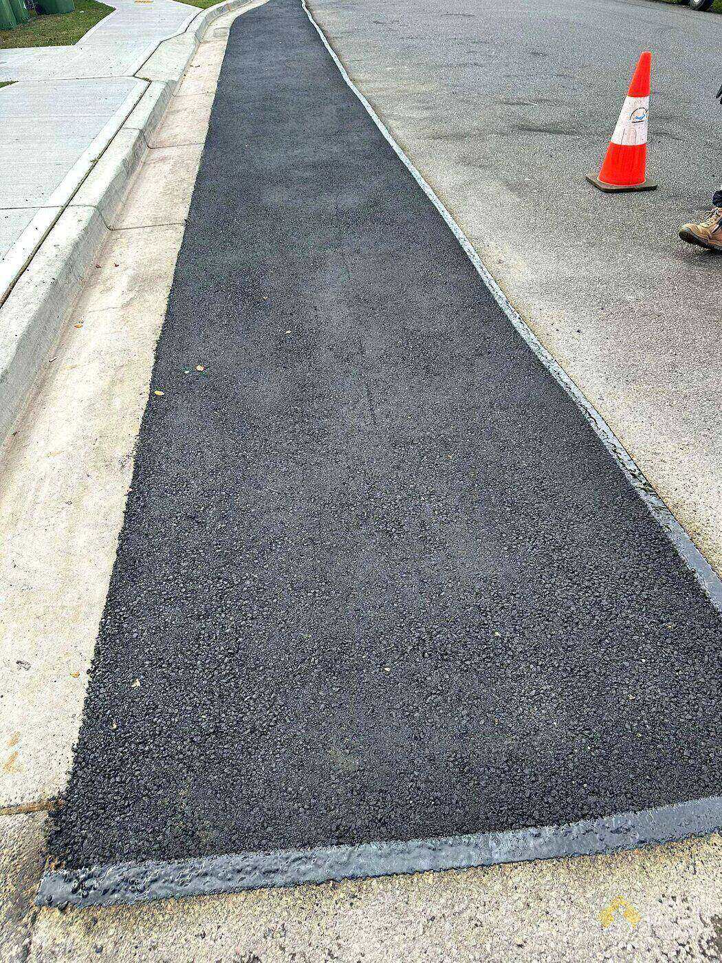 Road Shoulder Sealing with Bitumen Tape project photo 3